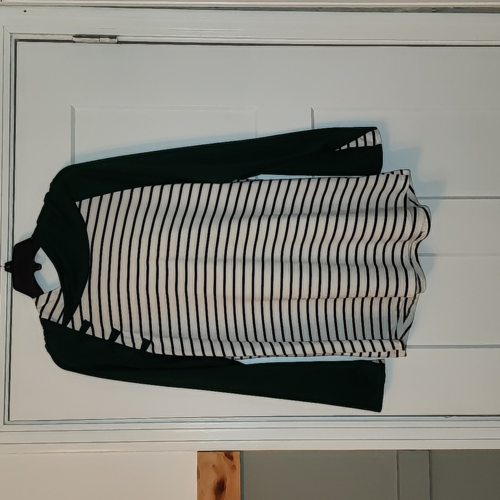 Cyanstyle. Black & white stripe with green sleeve hooded shirt. XL